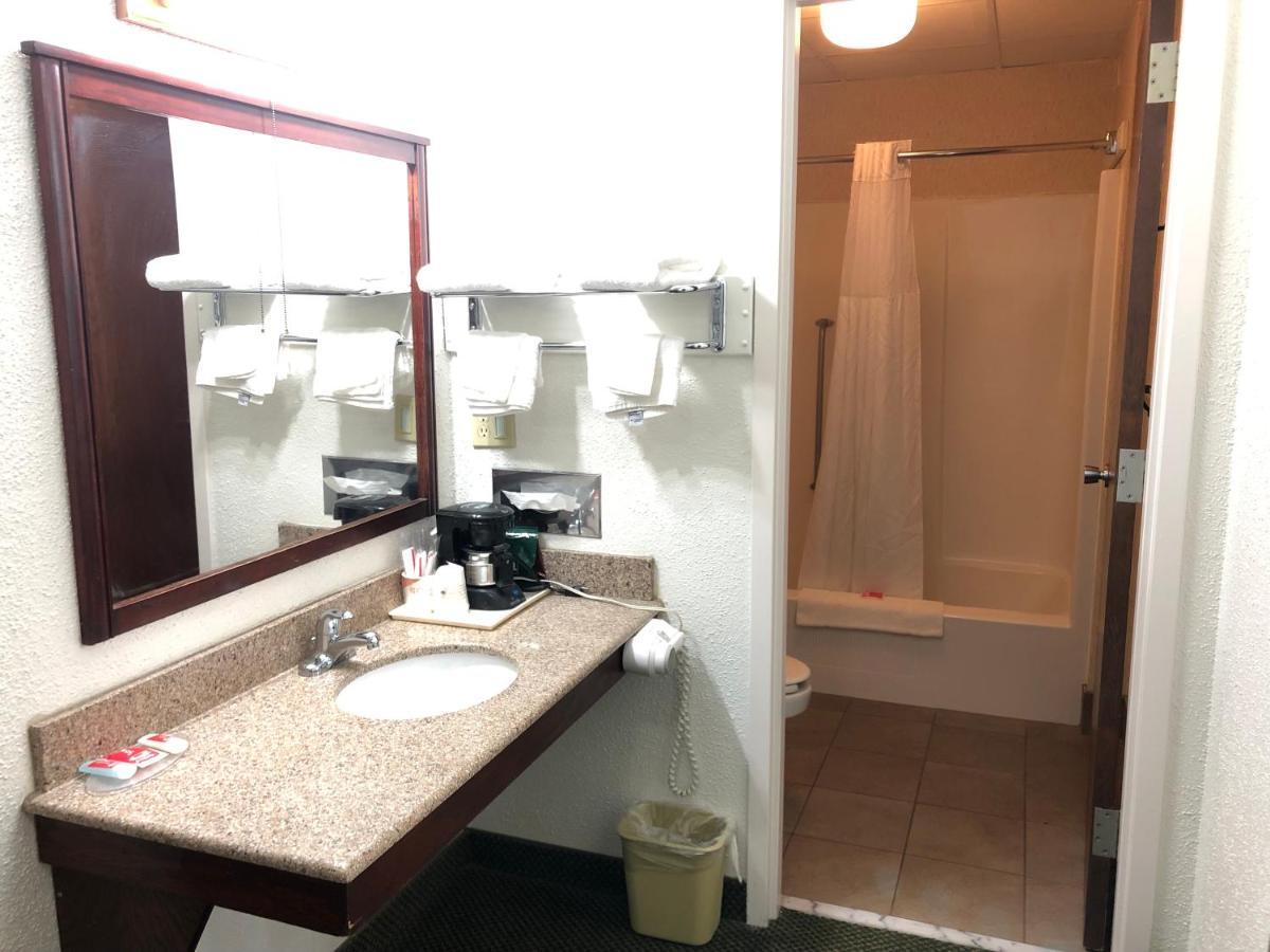 Econo Lodge Wisconsin Rapids Eksteriør billede