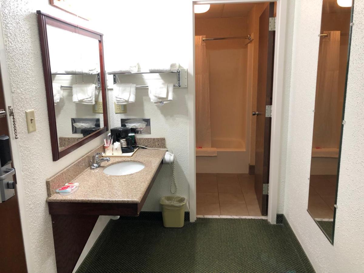 Econo Lodge Wisconsin Rapids Eksteriør billede