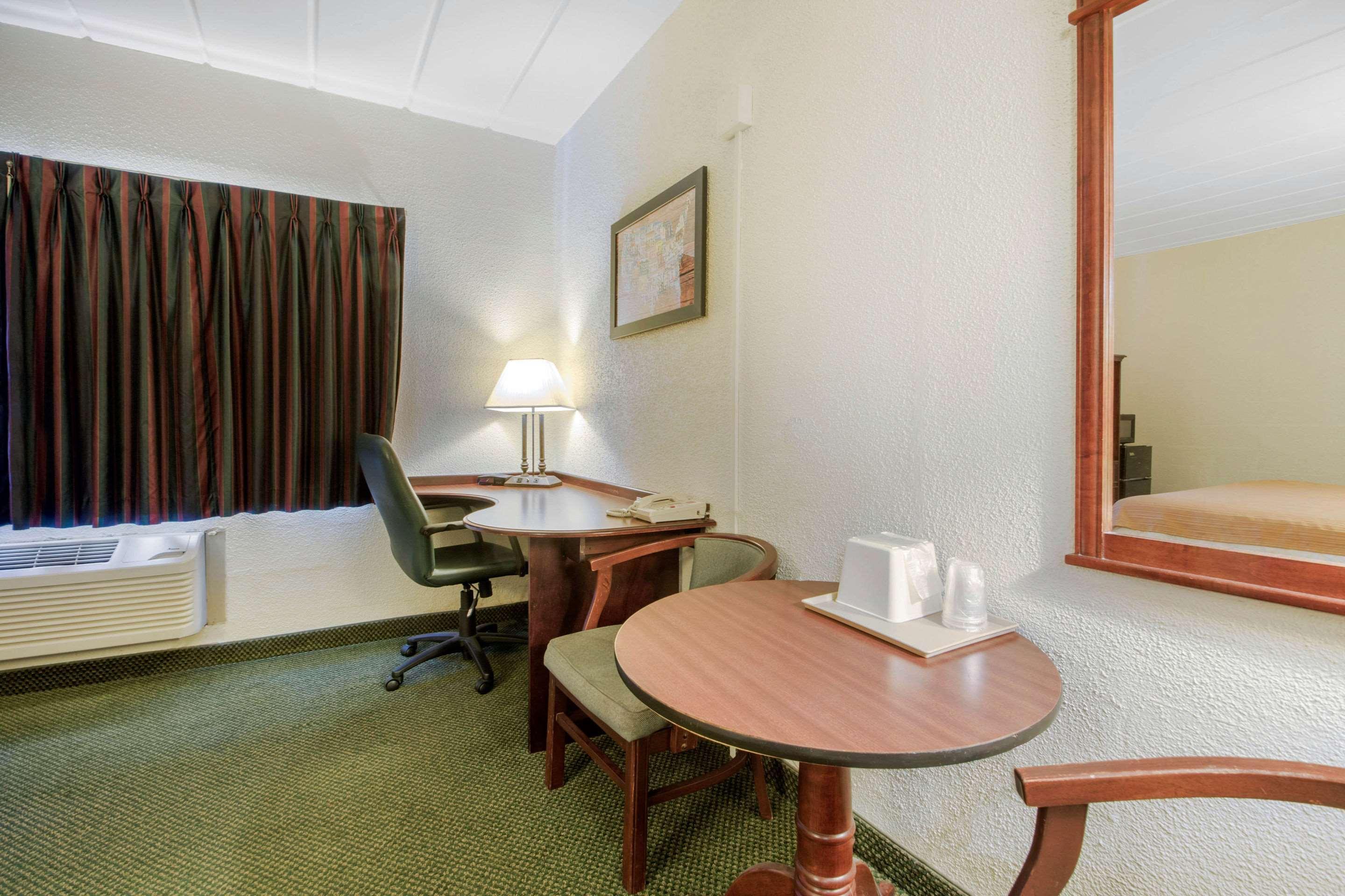 Econo Lodge Wisconsin Rapids Eksteriør billede