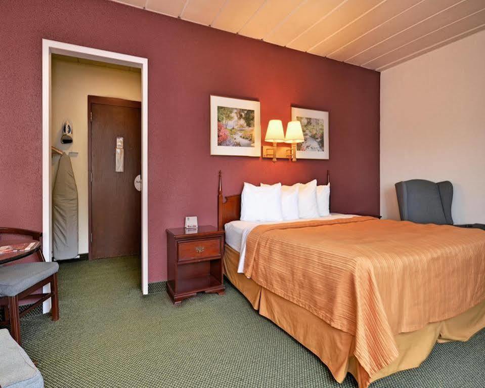 Econo Lodge Wisconsin Rapids Eksteriør billede